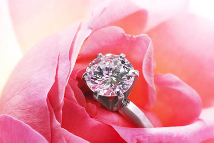 ダイヤモンドの婚約指輪、その歴史に込められた数々の想い