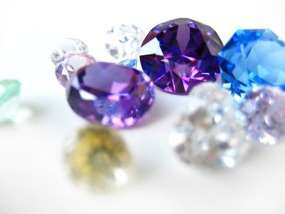ダイヤモンドは人工的に色を付ける事も可能なのです