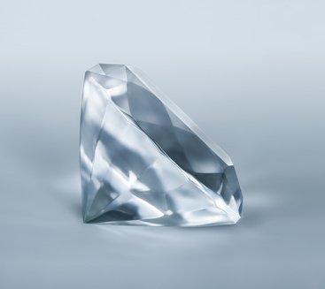 価値が高いダイヤモンドは「無色透明」とは限らないのです