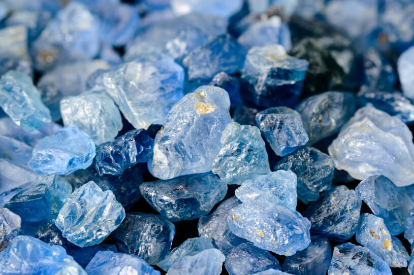 サファイアとダイヤモンドの鉱石的特徴の比較