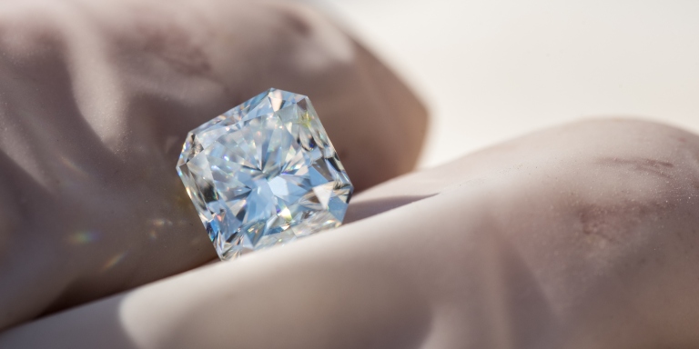 ダイヤモンドの見分け方8選を紹介！光や水を使った見分け方とは！？