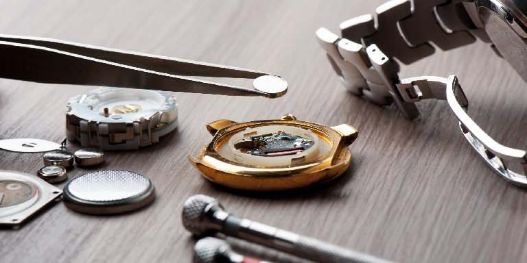 クォーツ時計の電池交換を解説！値段や自分で行う方法も紹介 時計修理 