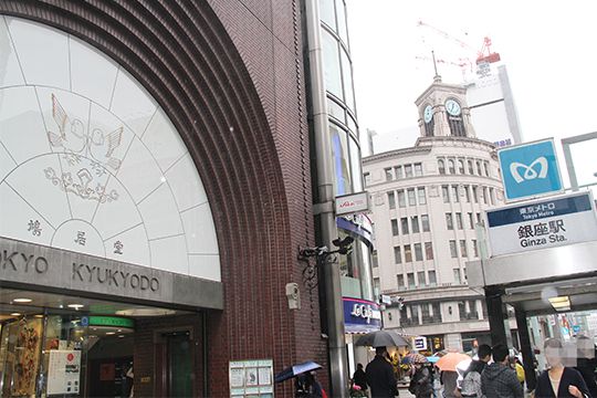 地下鉄銀座駅のA２番出口を地上に上がってすぐ右手の鳩居堂ビルの６階が｢なんぼや｣銀座店。東京メトロ出口からすぐなので分かりやすく、雨の日も安心です。